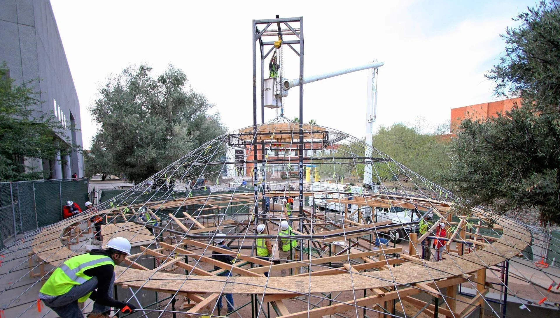 Lifting the gridhsell in place